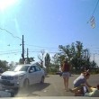 Ucraina, 2 ragazze su scooter senza casco si scontrano con auto03