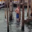 Turisti a Venezia, pipì nei cestini e bagno in Canal Grande: foto
