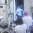 punta pistola al volto di pizzaiolo e spara. Arma si inceppa10
