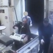 punta pistola al volto di pizzaiolo e spara. Arma si inceppa122