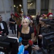 Femen multate per aver suonato le campane di Notre Dame a seno nudo08