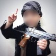 Isis: neonato tra pistole, granate e kalashnikov 3