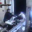 punta pistola al volto di pizzaiolo e spara. Arma si inceppa05