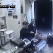 punta pistola al volto di pizzaiolo e spara. Arma si inceppa06