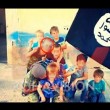 Bambini con la bandiera dell’Isis. Nel cerchietto Erion Zena,