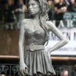 Amy Winehouse, svelata a Londra la statua di bronzo a lei dedicata05