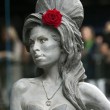 Amy Winehouse, svelata a Londra la statua di bronzo a lei dedicata04