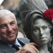 Amy Winehouse, svelata a Londra la statua di bronzo a lei dedicata02