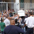 Davide Bifolco, folla accoglie la salma in camera ardente. Funerali venerdì FOTO 4
