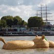 Ippopotamo gigante di legno lungo il Tamigi a Londra07