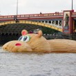 Ippopotamo gigante di legno lungo il Tamigi a Londra03