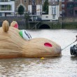 Ippopotamo gigante di legno lungo il Tamigi a Londra02
