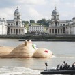 Ippopotamo gigante di legno lungo il Tamigi a Londra3