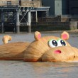 Ippopotamo gigante di legno lungo il Tamigi a Londra08