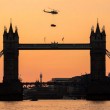La Jaguar "vola" sui cieli di Londra appesa ad un elicottero02