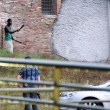 Jesi: nigeriano minaccia passanti con machete, curiosi scattano selfie
