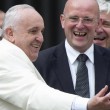 Papa Francesco gioca con la pallina da baseball a San Pietro01