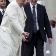 Papa Francesco gioca con la pallina da baseball a San Pietro02