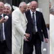 Papa Francesco gioca con la pallina da baseball a San Pietro03