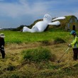 Dopo la papera gigante, il coniglio bianco sdraiato01