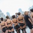 in reggiseno e mutandine sul Millenium Bridge per promuovere il designer Peter Hahn8