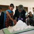 Reinhold Messner compie 70 anni: festeggia con un falò in montagna