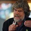 Reinhold Messner compie 70 anni: festeggia con un falò in montagna 2
