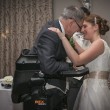 tetraplegico in piedi al matrimonio della figlia, grazie a 2 gambe01