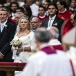 Papa Francesco sposa 20 coppie di Roma, anche conviventi e con figli 03