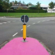 Olanda, spartitraffico dipinto di rosa fucsia per un errore a Wijchen 02