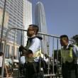 Hong Kong, polizia rimuove barricate studenti senza la tenuta antisommossa20