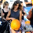 Los Angeles, Elisabetta Canalis compra la zucca per Halloween FOTO03