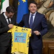 Vincenzo Nibali regala a Renzi maglia gialla vinta al Tour de France 03