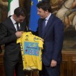Vincenzo Nibali regala a Renzi maglia gialla vinta al Tour de France 05