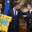 Vincenzo Nibali regala a Renzi maglia gialla vinta al Tour de France 06