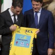 Vincenzo Nibali regala a Renzi maglia gialla vinta al Tour de France 07