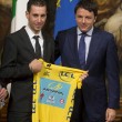 Vincenzo Nibali regala a Renzi maglia gialla vinta al Tour de France 09