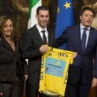 Vincenzo Nibali regala a Renzi maglia gialla vinta al Tour de France 10