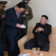 Kim jong-un riappare ma cammina con un bastone FOTO