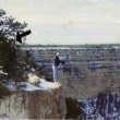 L'uomo che si affaccia sul vuoto del Grand Canyon
