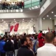 Bari, bagno di folla dei tifosi all'aeroporto dopo impresa a Catania (FOTO)