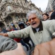 Beppe Grillo a Genova, scortato da Daniele Tizzanini, ultrà Genoa 01