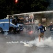 scontri napoli, black bloc anti bce con scala per entrare nella reggia 1