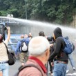 scontri napoli, black bloc anti bce con scala per entrare nella reggia 12