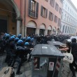 Bologna, Ignazio Visco all'università, scontri centri sociali-polizia06
