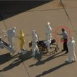 Ebola, un uomo non ha paura del contagio: tutti con la tuta tranne lui01