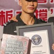 Mao Weidong, 3 ore e 26 minuti fermo con addominali contratti ed entra nel Guinness03
