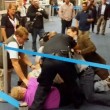 Dallas, indossa la camicia rosa: militante anti-gay lo picchia in aeroporto06
