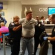 Dallas, indossa la camicia rosa: militante anti-gay lo picchia in aeroporto05