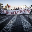Scuola, studenti in piazza contro rifotrma Renzi. A Milano letame alla Cattolica